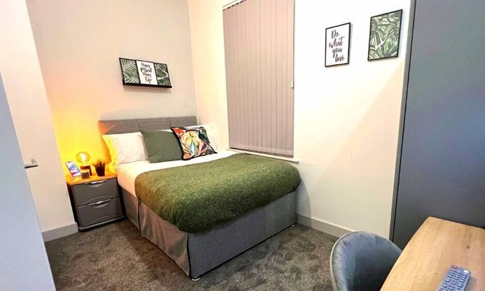 Wigan House | Darlington Suites Double Room with En-Suite in WN1