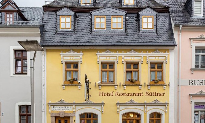 Schneeberg Hotel | Das Büttner- Im Herzen von Schneeberg - Frühstück buchbar - Parkplatz