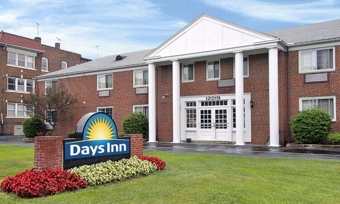 Lakewood Hotel | Days Inn by Wyndham Cleveland Lakewood
