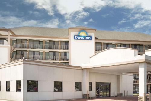 Columbus Hotel | Days Inn by Wyndham Columbus-North Fort Moore