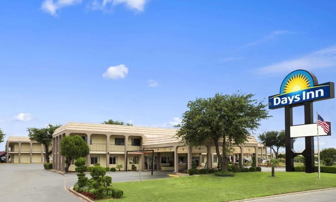 Irving Hotel | Days Inn by Wyndham Dallas Irving
