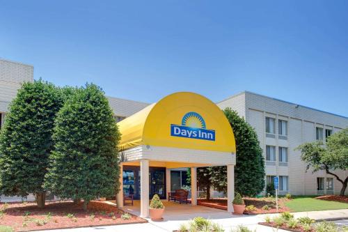 Central Newport News Hotel | Days Inn by Wyndham Newport News City Center Oyster Point