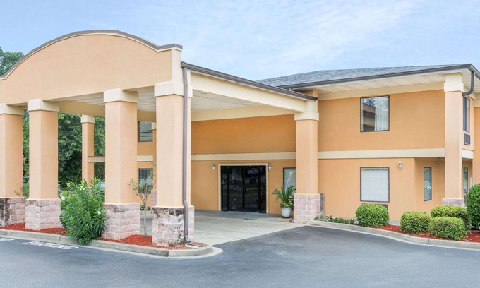 Blythewood Hotel | Days Inn by Wyndham North Columbia Ft. Jackson