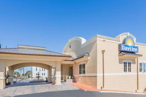 Downtown Hotel | Days Inn by Wyndham Pensacola - Historic Downtown