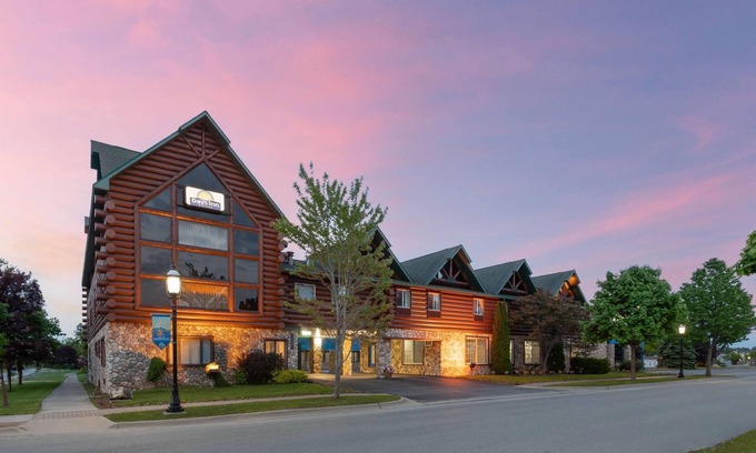 Mackinaw City Hotel | Days Inn by Wyndham Mackinaw City/Bridgeview Area