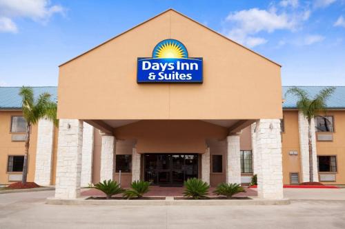Conroe Hotel | Days Inn & Suites by Wyndham Conroe North