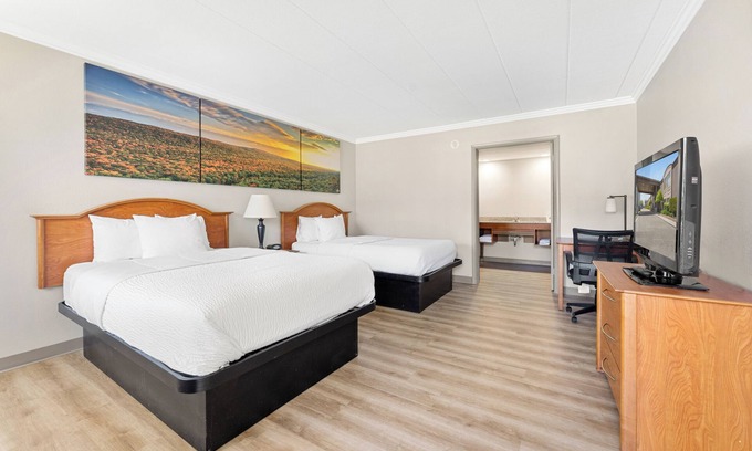 Roseville Hotel | Days Inn & Suites by Wyndham Roseville/Detroit Area