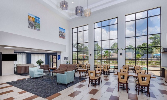 Savannah Hotel | Days Inn & Suites by Wyndham Savannah Midtown