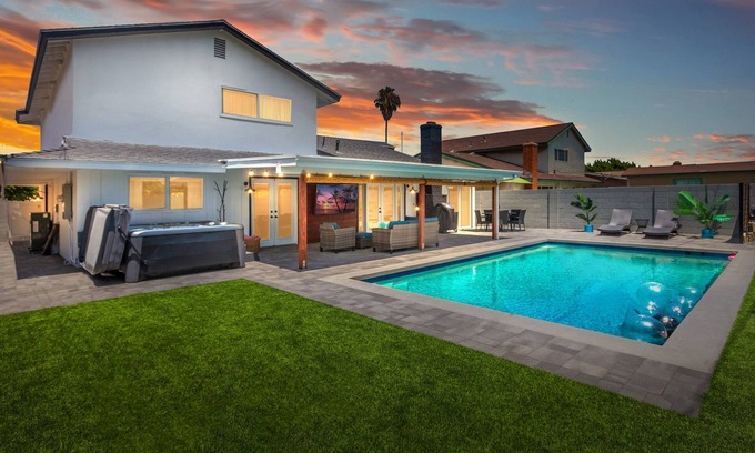 Huntington Beach House | Dazzling Oasis Resort Pool & Hot Tub, Outdoor TV, A/C, Close 2 Beach & Disney!
