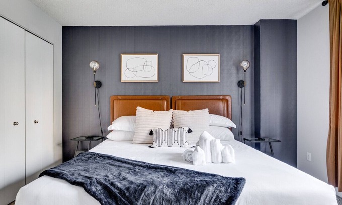 Crystal City Apartment | DC Launchpad Sleeps 8 | King Bed, Balcony & Parking