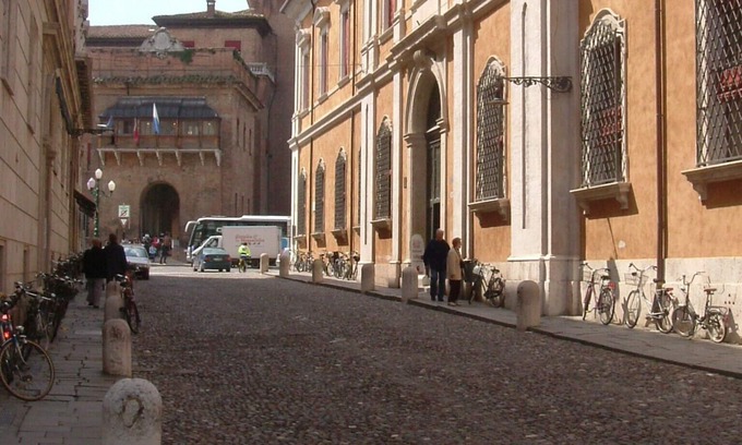 Ferrara Historic Centre Apartment | De Prati Apartment Borsa, in the heart of Ferrara