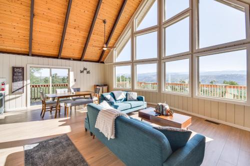 Yosemite Lakes House | Deck and Views Scenic Yosemite Lakes Retreat