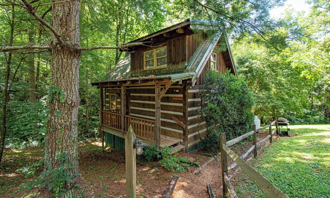 Townsend Cabin | Deck, Jetted Tub, Wi-fi, Near National Park