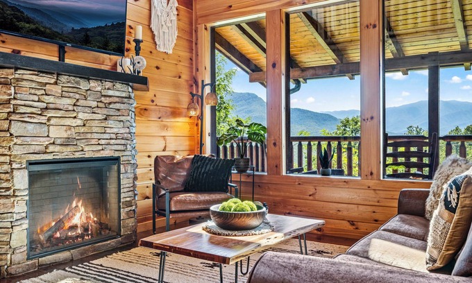 Gatlinburg - Pigeon Forge Cabin | 💕Decorated for Christmas Nov 1st/Amazing Mtn Views/Game Room/Movie Room/Hot Tub