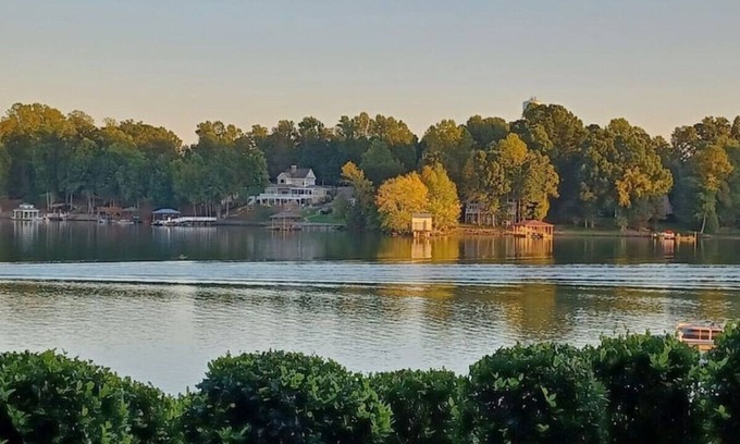 Mount Mourne Apartment | Deepwater Terrace-Beautiful 3-bedroom condo with lake views!