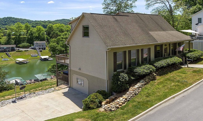 Maynardville House | Deer Cove Lodge on Norris Lake w/Kayaks