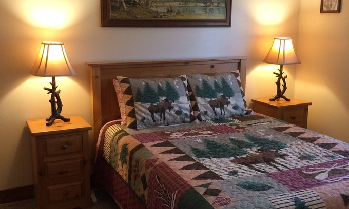 Estes Park Cabin | Deer Cozy Cabin by the Big Thompson River, Near R.M.N.Park.