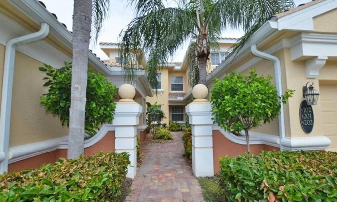 Naples Villa | DEER CROSSING IN FIDDLER'S CREEK - BEAUTIFUL AMENITIES