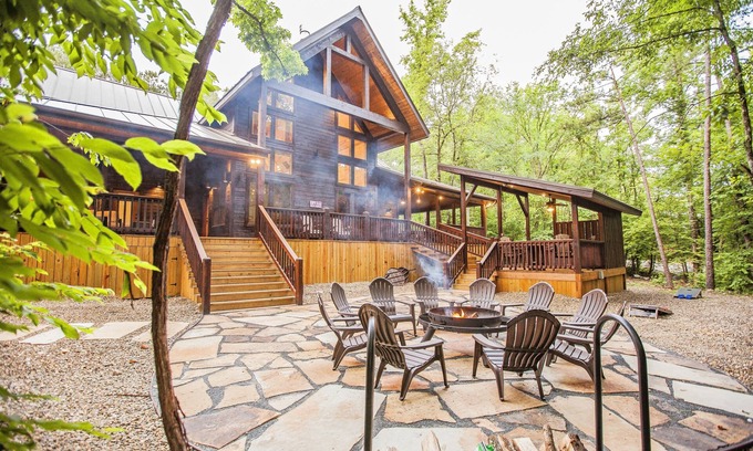 Broken Bow Cabin | Deer Hollow Lodge: 4 Master Suites, Pool Table, Hot Tub & Fire Pit