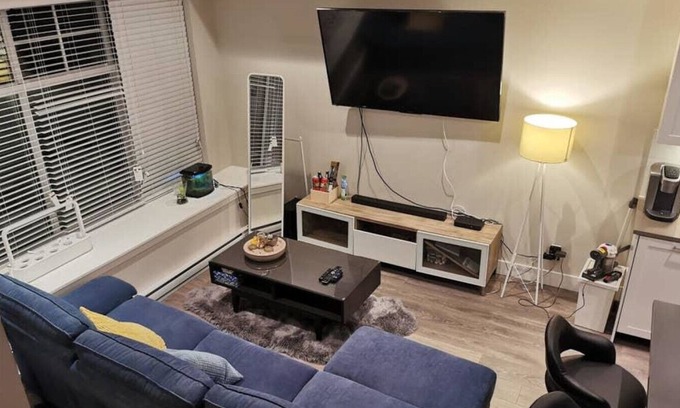 Burnaby House | Deer Lake Luxury & Cozy Townhouse - Entire Place
