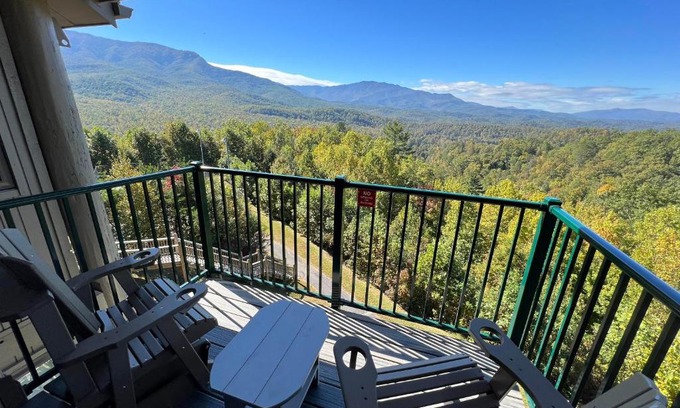 Gatlinburg - Pigeon Forge Apartment | Deer Ridge Mountain Resort E306