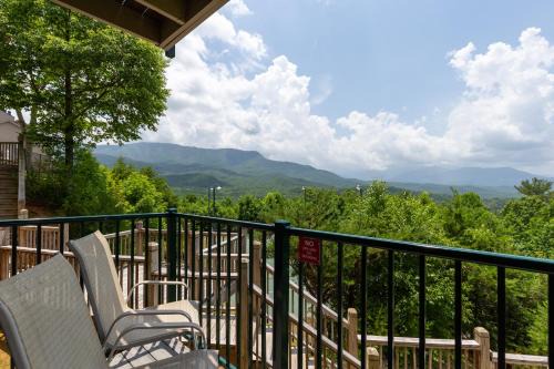 Gatlinburg - Pigeon Forge Apartment | Deer Ridge Mountain Resort E108