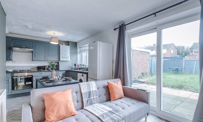 Stalybridge House | Delighful Family House in Stalybridge Sleeps 9 with WiFi by PureStay