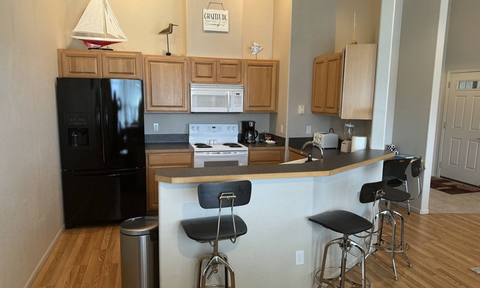 Florence Condo | Delightful 2 bedroom condo, steps from Bay Street