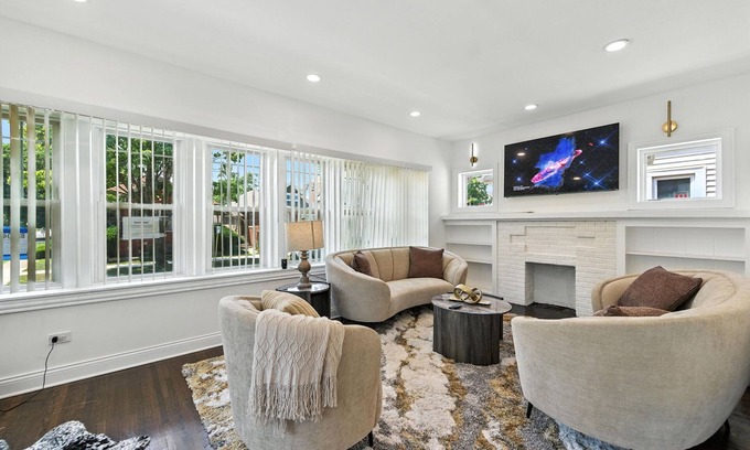 Avalon Park House | Delightful 5-bedroom house with AC in vibrant Chicago