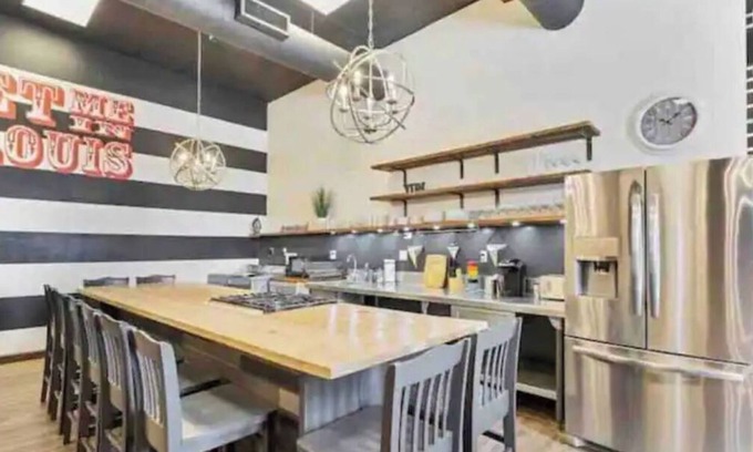 Downtown St. Louis House | Delightful and unique river front apartment