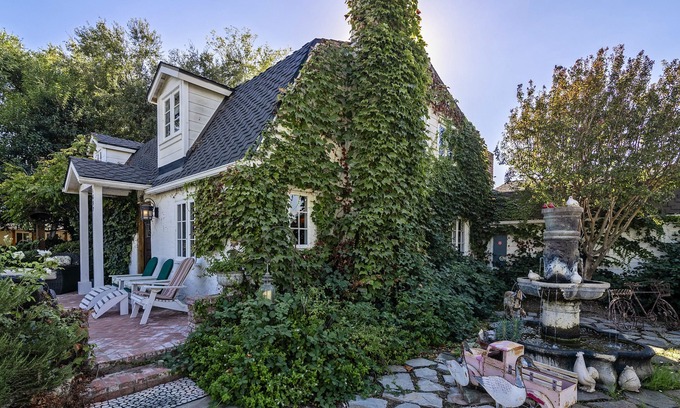 Santa Ynez House | Delightful Dutch Farmhouse with Guest House