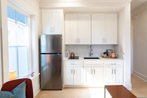 Downtown House | DelightfulDesign~WalkToEats&Drinks~PvtBalcony~Pets