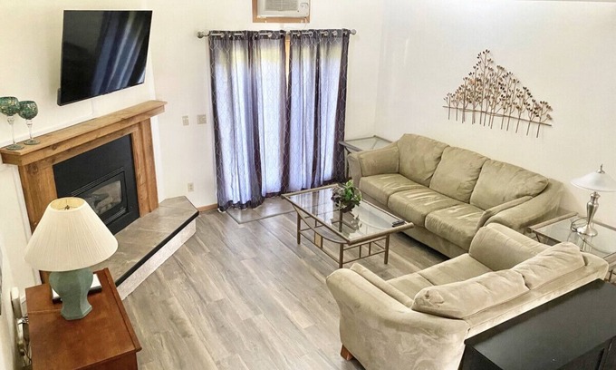 Lake Delton Condo | Dells Getaway At Tamarack & Mirror Lake Resort with Boat Slip
