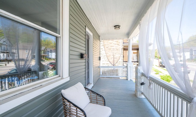 Columbia-Tusculum Condo | Delta View Retreat 1 | Close to Everything!