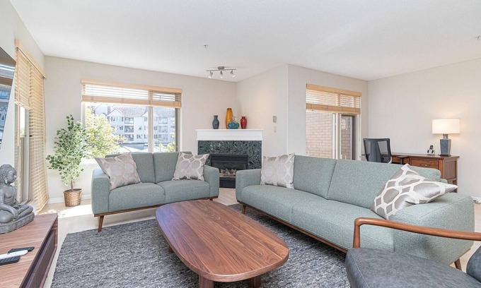 Victoria Condo | Deluxe 2 Bed 2 Bath with parliament views