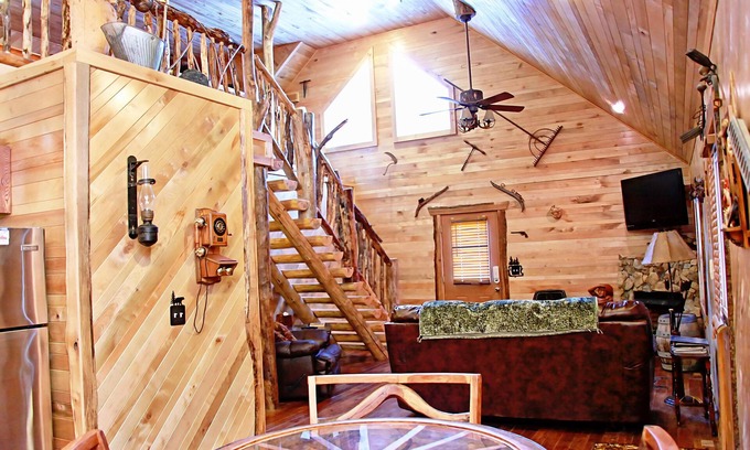 Henlawson Cabin | Deluxe 2-Bedroom Cabin