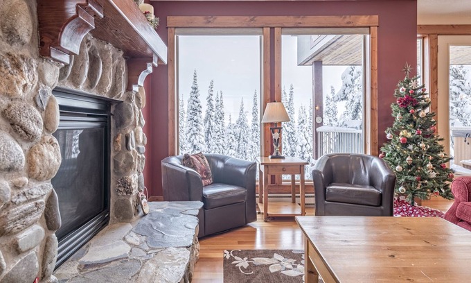 Silver Star Mountain Ski Chalet | Deluxe Chalet on the Skiway. Just steps to the Village w/Hot Tub, BBQ & Laundry