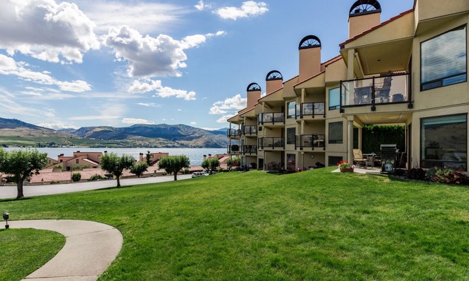 Chelan Condo | Deluxe Condo with Shared Resort Pools, Hot Tub, Private Beach, & Dock
