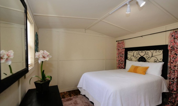 Mill Spring House | Deluxe Creekside Tiny Home Mtn Getaway/TIEC