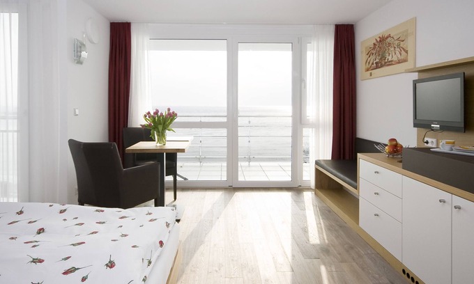 Immenstaad am Bodensee Apartment | Deluxe double room with balcony and view of Lake Constance