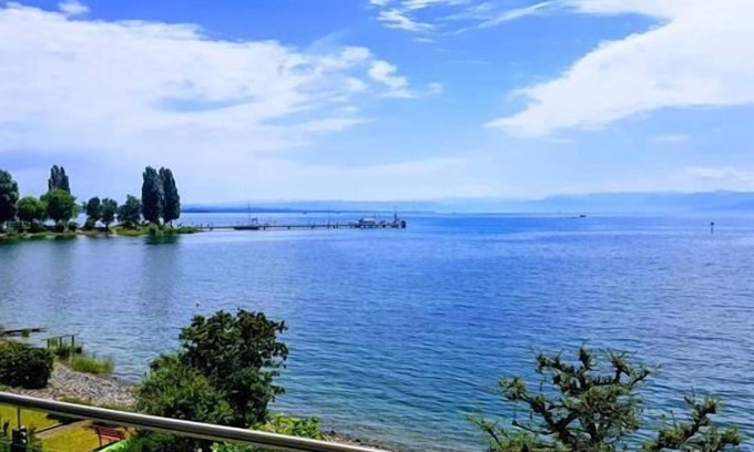 Immenstaad am Bodensee Apartment | Deluxe double room with large balcony and lake view