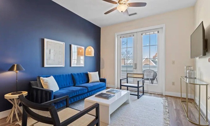 Old Town North Apartment | ⚜Deluxe Executive Old Town Apt w/Dedicated Office⚜
