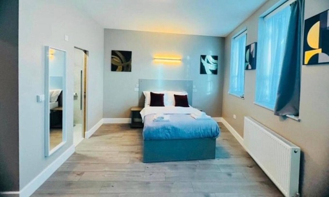 Palmers Green Apartment | Deluxe family room for 4