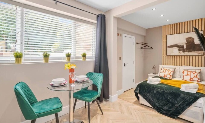 Heathrow Villages Apartment | Deluxe Heathrow Studio, Flat 1