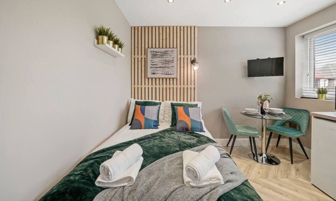 Heathrow Villages Apartment | Deluxe Heathrow Studio (Flat 6)