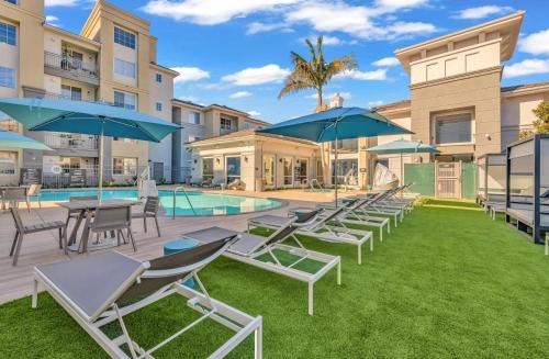 Marina del Rey Apartment | Deluxe Living in Marina Del Rey - Pool, Hot Tub, Gym