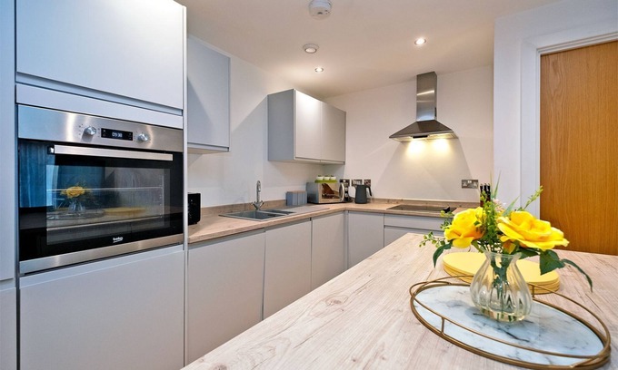 Leeds Apartment | Deluxe Modern 2br Apt Balcony Walk to City