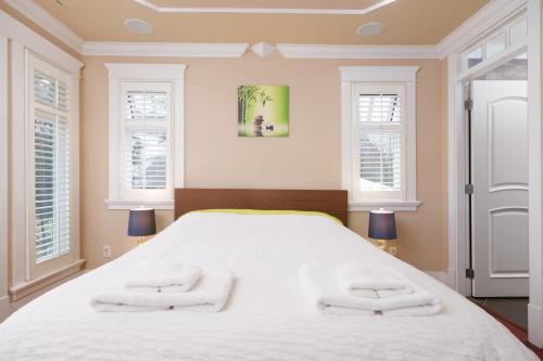 South Cambie House | Deluxe Room with Ensuite Washroom in Villa