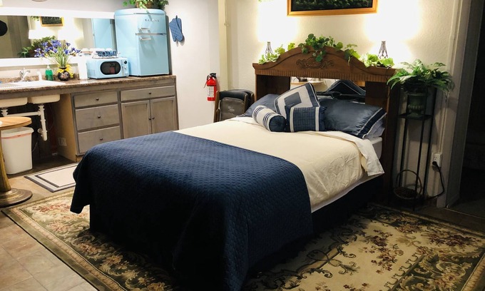 Salmon Hotel | Deluxe Single Queen Suite Futon & Kitchenette