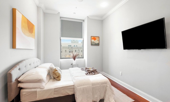 Olde Kensington Apartment | Deluxe Studio: Pool & Concierge
